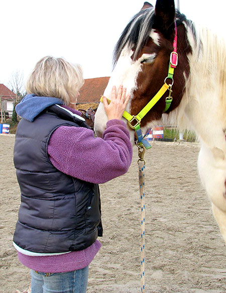 tl_files/heilwissen_mensch_tier/Inhalt/Praxisbilder-2019/Heike-Pferd-Lina-2019.jpg